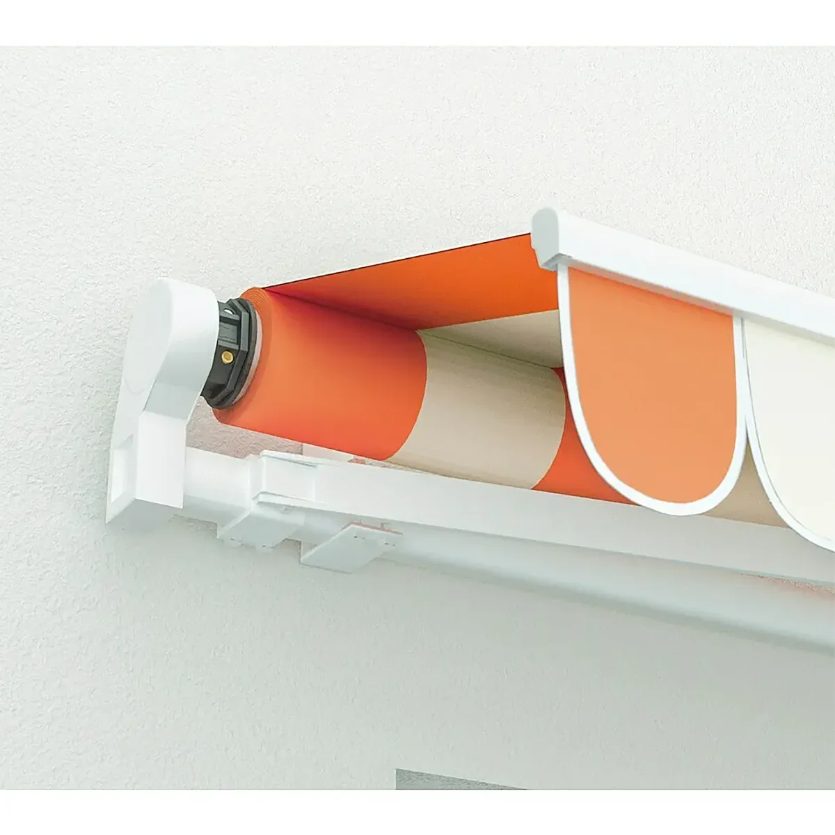 Der Schellenberg Standard 40 - 40 Nm Markisenmotor - gelb ist perfekt für Gelenkarmmarkisen geeignet und treibt eine aufrollbare Markise mit orange-beigen Streifen an, die an einer weißen Wand montiert ist.