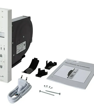Schellenberg RolloDrive 105 STANDARD Gurtwickler – weiß, elektrischer Rollladengurtwickler für Maxi-Systeme mit Zeitautomatik, inklusive Kabel, Wandhalterungen, Schrauben und Anleitung auf weißem Hintergrund.