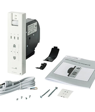Schellenberg RolloDrive 65 PREMIUM Gurtwickler – weißer Elektronik-Bausatz von Schellenberg, bestehend aus einer weißen Motor-Einheit, einem Netzkabel, Schrauben, Kunststoffteilen und einer Bedienungsanleitung – alles vor weißem Hintergrund präsentiert.