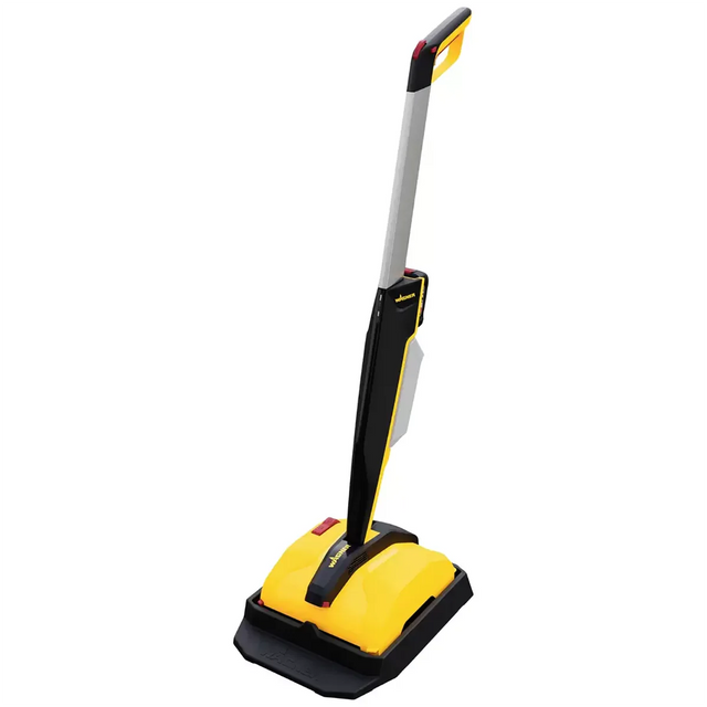 Der Wagner LEVARO PowerBrush 18V Terrassenreiniger in Gelb steht mit seinem langen Griff aufrecht vor einem weißen Hintergrund – ideal für die effiziente Reinigung von Außenflächen.