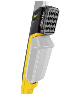 Nahaufnahme des Wagner LEVARO PowerBrush 18V Terrassenreinigers in Gelb und Schwarz mit einem grauen 2,5-Ah-Akku – ideal für die effiziente Reinigung von Außenflächen und die Terrassenpflege.