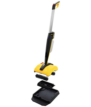 Der gelbe Wagner LEVARO PowerBrush 18V Terrassenreiniger steht aufrecht neben seiner schwarzen Basisstation und einem abnehmbaren Bürstenaufsatz und ist damit die ideale und vielseitige Wahl für die Reinigung von Außenflächen.