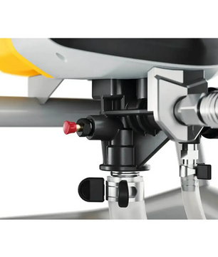 Nahaufnahme von Maschinenteilen mit Rohren, einem roten Knopf und Metallverbindungsstücken, bestehend aus Komponenten des Wagner HEA Control Pro M275 Farbsprühsystems – gelb von Wagner, das die innovative HEA-Airless-Technologie nutzt.