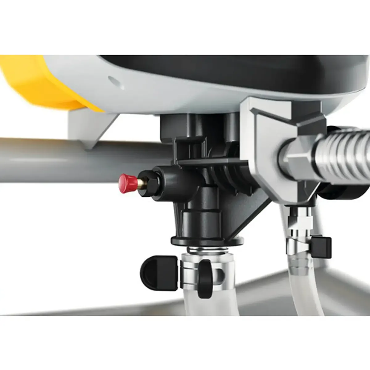 Nahaufnahme von Maschinenteilen mit Rohren, einem roten Knopf und Metallverbindungsstücken, bestehend aus Komponenten des Wagner HEA Control Pro M275 Farbsprühsystems – gelb von Wagner, das die innovative HEA-Airless-Technologie nutzt.