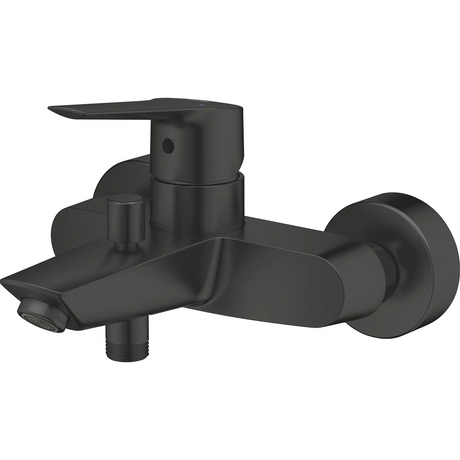 Die GROHE Start Badewannenarmatur - schwarz von Grohe zeichnet sich durch eine mattschwarze Oberfläche, einen Einhebelgriff und ein schlankes, wandmontiertes Design aus - ideal für moderne Badewannen.