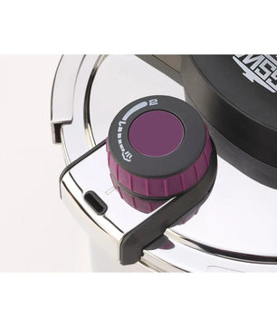 Nahaufnahme des GSW easy Click Schnellkochtopfes - silberner Deckel von GSW, gefertigt aus Edelstahl 18/8, mit einem violett-schwarzen EASY CLICK-Drehknopf mit zwei Druckstufen.
