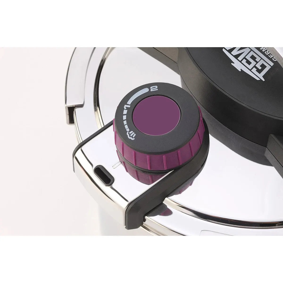 Nahaufnahme des GSW easy Click Schnellkochtopfes - silberner Deckel von GSW, gefertigt aus Edelstahl 18/8, mit einem violett-schwarzen EASY CLICK-Drehknopf mit zwei Druckstufen.