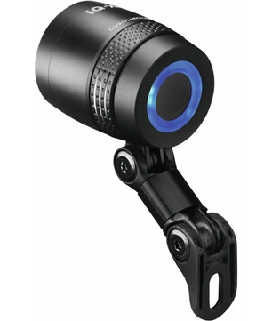 Der Busch & Müller Lumotec IQ-X T Senso Plus Dynamoscheinwerfer in schwarz ist ein Fahrradscheinwerfer mit einem blauen Ring um die Linse, der auf einem verstellbaren Bügel montiert ist.