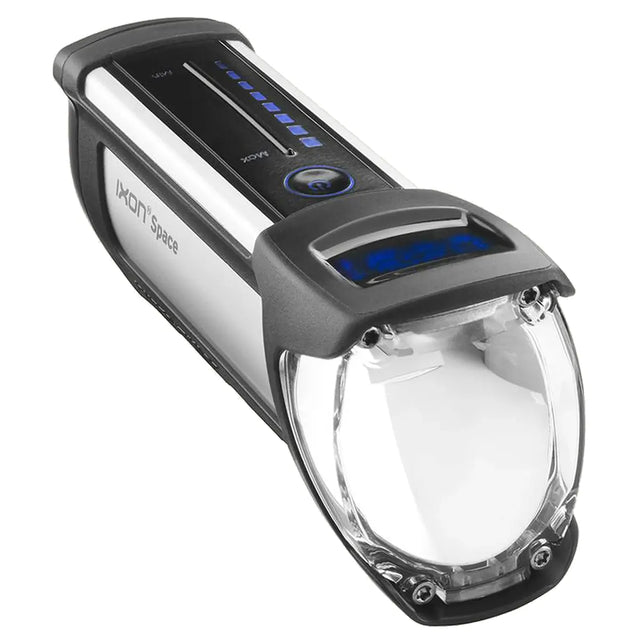 Schwarzer Busch & Müller IXON Space Dynamoscheinwerfer mit klarer Lichtscheibe, blauen Top-LED-Blinkern und hochwertiger Technik von Busch & Müller.