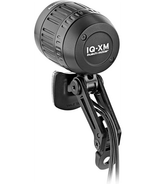 Der schwarze Busch & Müller Lumotec IQ-XM Dynamoscheinwerfer mit Halterung und Verkabelung ist in der Seitenansicht zu sehen; er verfügt über eine StVZO-Zulassung und Fernlichtfunktion für erhöhte Sichtbarkeit.