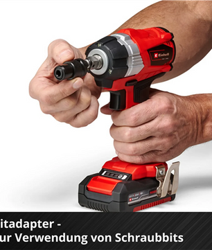 Eine Person hält den roten Einhell TP-CW 18 Li BL-Solo Akku-Schlagschrauber mit Bit-Adapter im Einsatz - ein leistungsstarkes Einhell-Werkzeug mit 215 Nm Drehmoment für effiziente Schraubarbeiten.