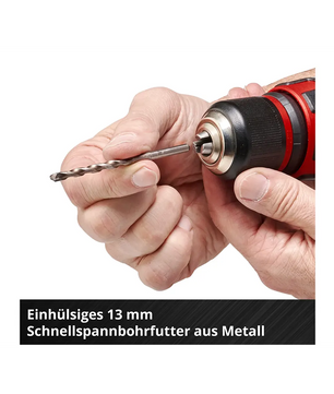 Nahaufnahme von Händen, die einen Bohrer in den roten Einhell TE-CD 18/48 Akku-Schlagbohrschrauber einführen, mit deutschem Text darunter.