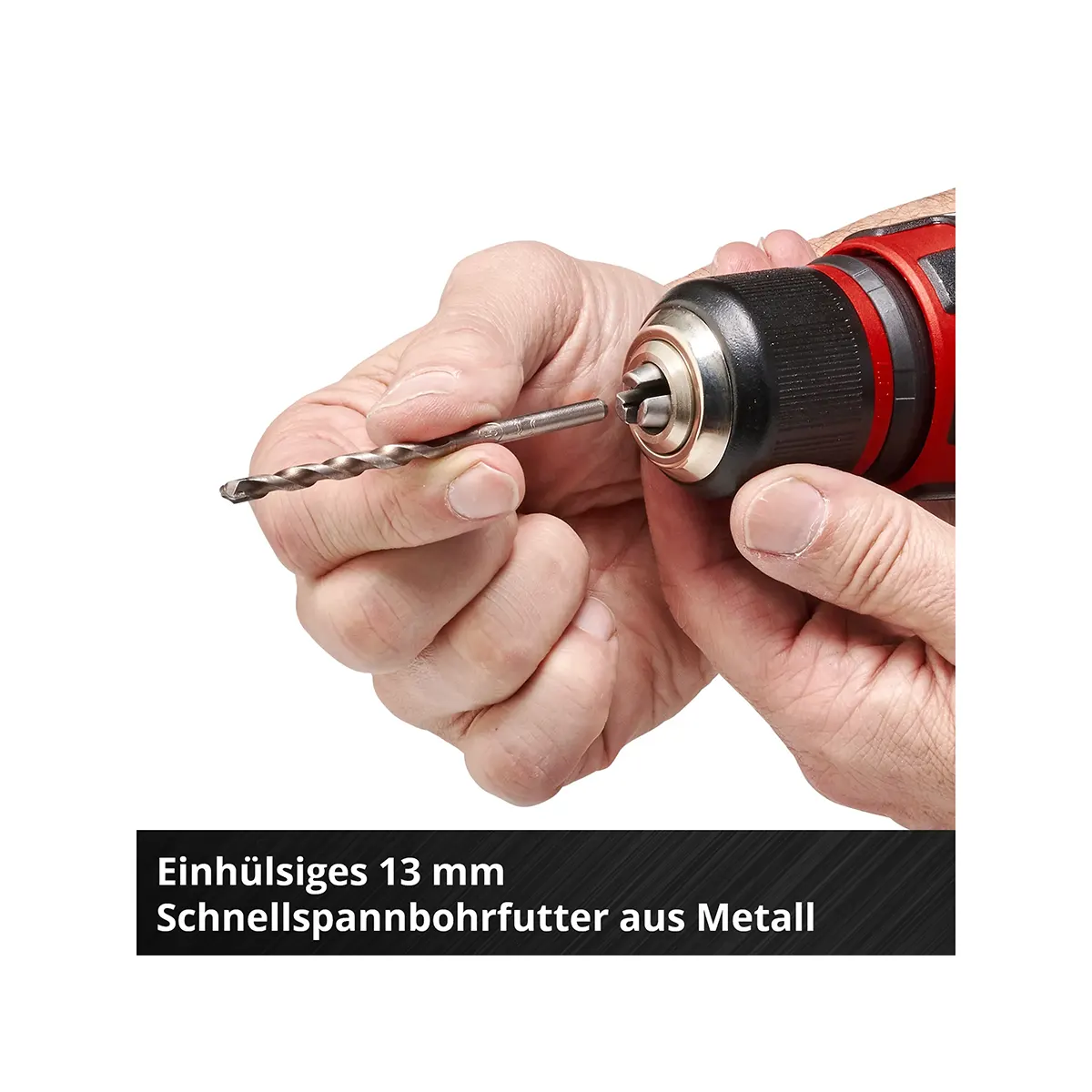 Nahaufnahme von Händen, die einen Bohrer in den roten Einhell TE-CD 18/48 Akku-Schlagbohrschrauber einführen, mit deutschem Text darunter.