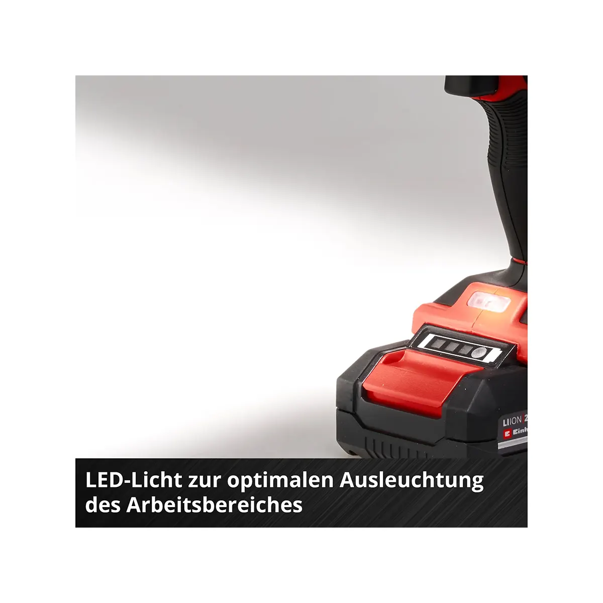 Nahaufnahme des roten Einhell TE-CD 18/48 Akku-Schlagbohrschraubers mit LED-Beleuchtung der Arbeitsfläche, darunter deutscher Text. Marke: Einhell.