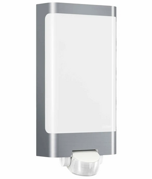 Die Steinel L 240 S LED-Außenleuchte – Silber von Steinel besticht durch ein modernes, rechteckiges Wanddesign mit einem Bewegungsmelder im unteren Bereich. Diese LED-Außenleuchte verbindet elegantes Design mit praktischer Funktionalität – der integrierte Bewegungsmelder sorgt dafür, dass die Leuchte nur bei Bedarf effizient leuchtet, und macht sie damit zur idealen Wahl für eine sichere und energiesparende Außenbeleuchtung.