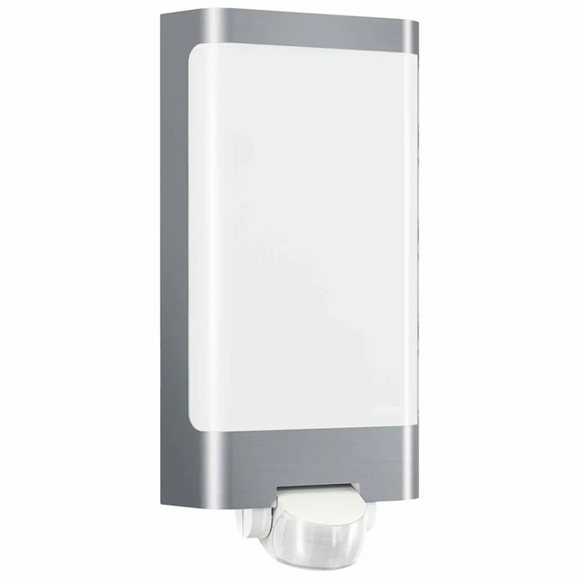 Die Steinel L 240 S LED-Außenleuchte – Silber von Steinel besticht durch ein modernes, rechteckiges Wanddesign mit einem Bewegungsmelder im unteren Bereich. Diese LED-Außenleuchte verbindet elegantes Design mit praktischer Funktionalität – der integrierte Bewegungsmelder sorgt dafür, dass die Leuchte nur bei Bedarf effizient leuchtet, und macht sie damit zur idealen Wahl für eine sichere und energiesparende Außenbeleuchtung.