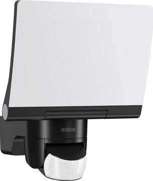 Der Steinel STEINEL XLED home 2 XL S – schwarz ist ein schwarz-weißer LED-Außenstrahler mit einem Bewegungssensor an der Unterseite, der sich perfekt für eine zuverlässige Außenbeleuchtung in jedem Außenbereich eignet.