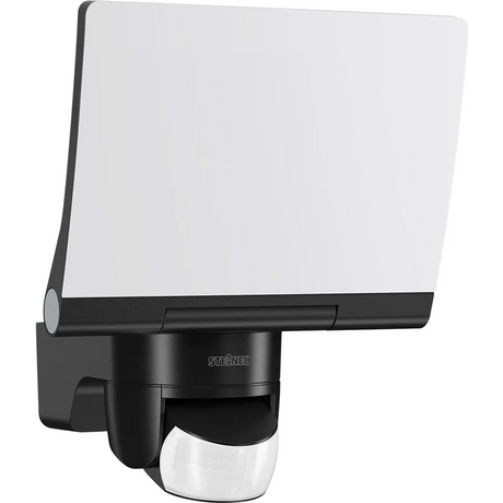 Der Steinel STEINEL XLED home 2 XL S – schwarz ist ein schwarz-weißer LED-Außenstrahler mit einem Bewegungssensor an der Unterseite, der sich perfekt für eine zuverlässige Außenbeleuchtung in jedem Außenbereich eignet.