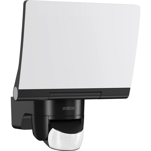 Der Steinel STEINEL XLED home 2 XL S – schwarz ist ein schwarz-weißer LED-Außenstrahler mit einem Bewegungssensor an der Unterseite, der sich perfekt für eine zuverlässige Außenbeleuchtung in jedem Außenbereich eignet.