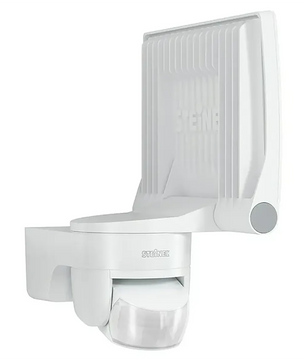Der Steinel XLED home 2 S – weißer LED-Außenstrahler, ausgestattet mit einem integrierten Bewegungsmelder und an einer Wandhalterung montiert, ist hier von der Seite zu sehen – ideal für eine effektive Außenbeleuchtung.