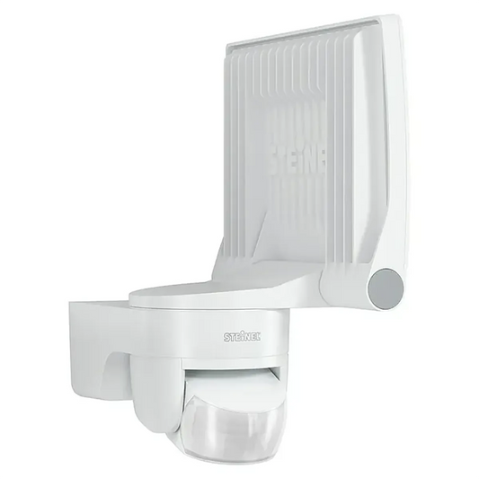 Der Steinel XLED home 2 S – weißer LED-Außenstrahler, ausgestattet mit einem integrierten Bewegungsmelder und an einer Wandhalterung montiert, ist hier von der Seite zu sehen – ideal für eine effektive Außenbeleuchtung.