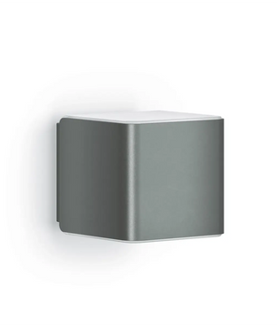 Eine moderne, quadratische, graue Steinel L 840 SC LED-Sensor-Außenwandleuchte mit iHF-Hochfrequenzsensor und Bluetooth-Konnektivität, elegant an einer weißen Wand montiert.