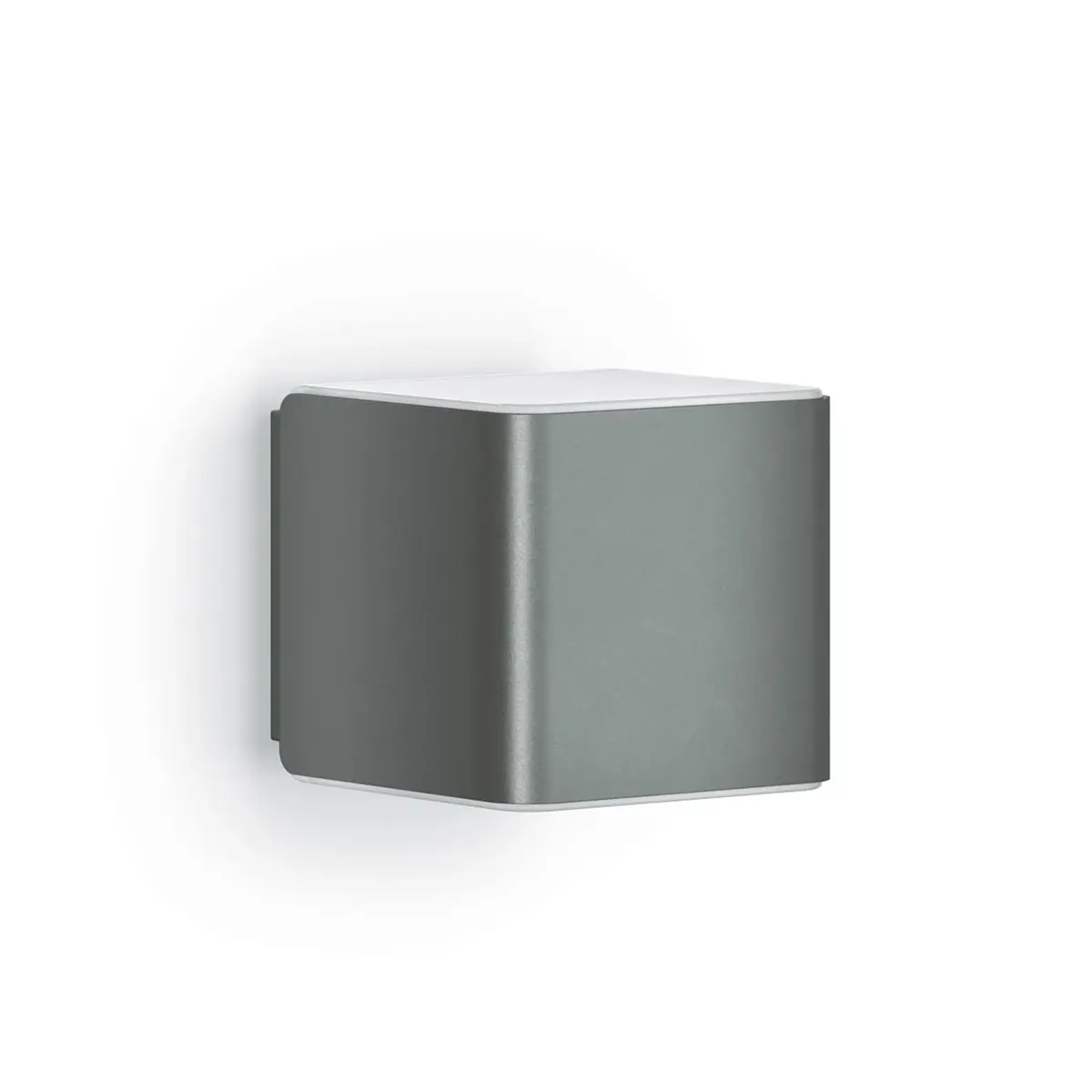 Eine moderne, quadratische, graue Steinel L 840 SC LED-Sensor-Außenwandleuchte mit iHF-Hochfrequenzsensor und Bluetooth-Konnektivität, elegant an einer weißen Wand montiert.