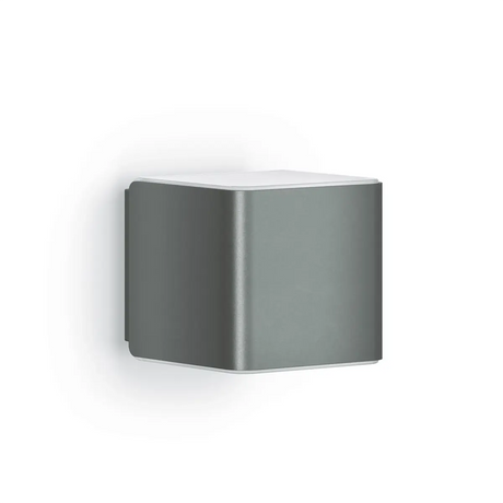 Eine moderne, quadratische, graue Steinel L 840 SC LED-Sensor-Außenwandleuchte mit iHF-Hochfrequenzsensor und Bluetooth-Konnektivität, elegant an einer weißen Wand montiert.