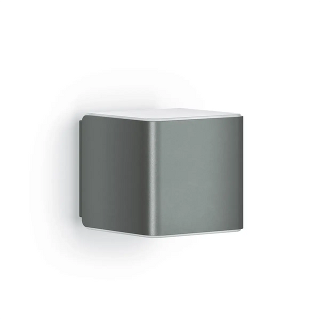 Eine moderne, quadratische, graue Steinel L 840 SC LED-Sensor-Außenwandleuchte mit iHF-Hochfrequenzsensor und Bluetooth-Konnektivität, elegant an einer weißen Wand montiert.