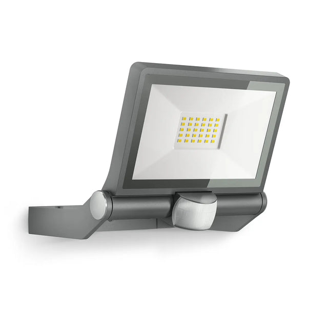 Der STEINEL XLED ONE S LED-Strahler – schwarz von Steinel ist eine rechteckige LED-Wandleuchte für den Außenbereich mit Bewegungsmelder, abgebildet vor weißem Hintergrund. Perfekt für eine effektive Außenbeleuchtung.