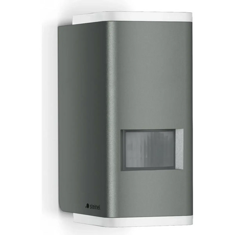 Die Steinel L 930 S Sensor-Außenleuchte in Grau von Steinel ist eine moderne Wandleuchte für den Außenbereich mit einem rechteckigen Bewegungsmelder auf der Vorderseite, die sich ideal als LED-Außenleuchte für eine stilvolle Fassadenbeleuchtung eignet.