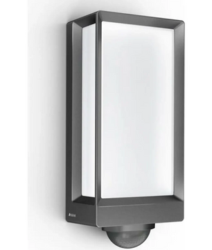 Die STEINEL L 42 SC Sensor-LED-Außenleuchte von Steinel in Grau ist eine moderne, rechteckige LED-Außenleuchte mit Bewegungsmelder und Infrarotsensor, die hier an einer weißen Wand montiert abgebildet ist.