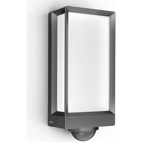 Die STEINEL L 42 SC Sensor-LED-Außenleuchte von Steinel in Grau ist eine moderne, rechteckige LED-Außenleuchte mit Bewegungsmelder und Infrarotsensor, die hier an einer weißen Wand montiert abgebildet ist.