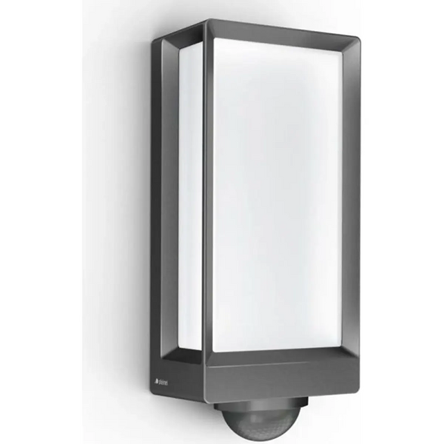 Die STEINEL L 42 SC Sensor-LED-Außenleuchte von Steinel in Grau ist eine moderne, rechteckige LED-Außenleuchte mit Bewegungsmelder und Infrarotsensor, die hier an einer weißen Wand montiert abgebildet ist.