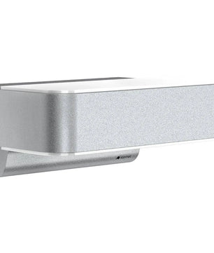 Die STEINEL L 810 SC Sensor-Außenleuchte von Steinel ist eine moderne, silberfarbene, rechteckige Wandleuchte mit einem schlichten, minimalistischen Design, die vor einem weißen Hintergrund für eine elegante Fassadenbeleuchtung sorgt.