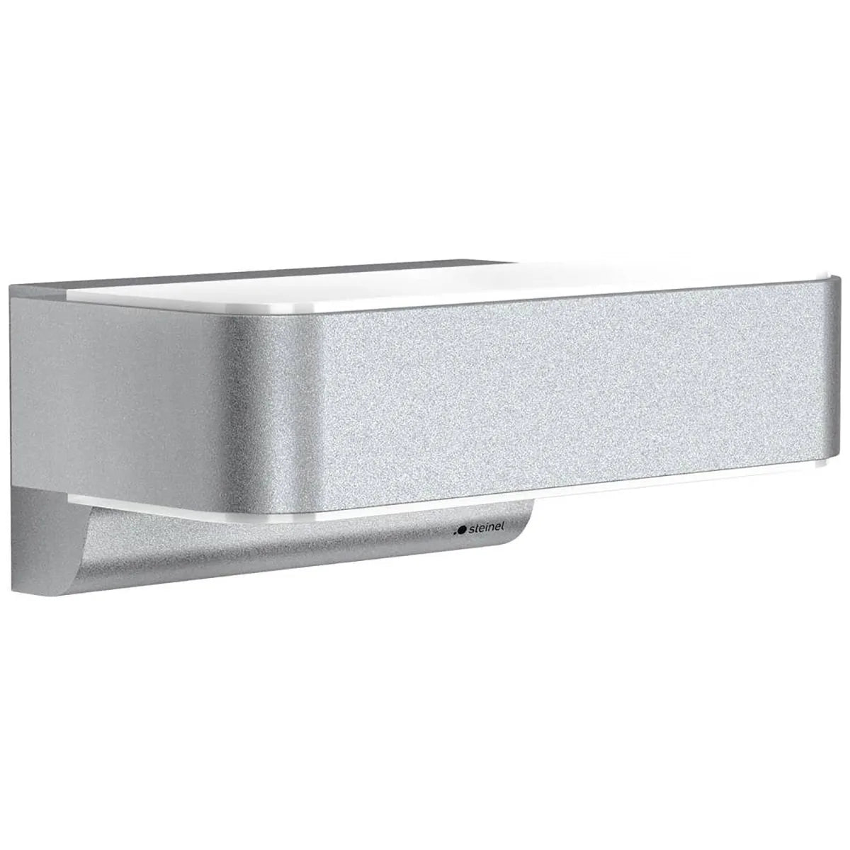 Die STEINEL L 810 SC Sensor-Außenleuchte von Steinel ist eine moderne, silberfarbene, rechteckige Wandleuchte mit einem schlichten, minimalistischen Design, die vor einem weißen Hintergrund für eine elegante Fassadenbeleuchtung sorgt.