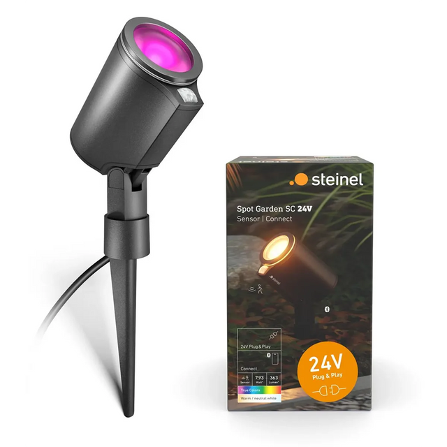Der STEINEL Spot Garden 24V LED-Bodenstrahler in Schwarz, der hier neben seiner Verpackung mit einem leuchtend violetten Schein abgebildet ist, verfügt über die fortschrittliche LED-Gartenstrahler-Technologie von Steinel. Dieser moderne Gartenstrahler vereint elegantes Design und innovative Leistung und ist damit die ideale Wahl für die Beleuchtung Ihrer Außenbereiche.