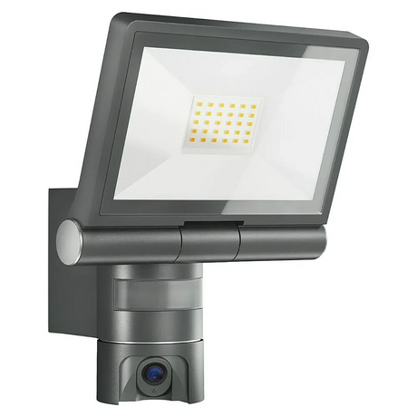 Die STEINEL XLED CAM2 SC Außen-Wandleuchte von Steinel in Schwarz kombiniert LED-Beleuchtung mit integrierter 2K-Kamera für effektive Videoüberwachung, montiert an einer Wandhalterung.