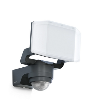 Die schwarze Steinel STEINEL XLED PRO Expanse SC Außen-Wandleuchte mit LED-Beleuchtung und integriertem Bewegungsmelder ist an einer weißen Wand montiert.