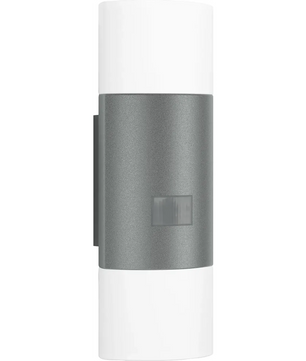 Die Steinel L 910 S Sensor-LED-Außenleuchte – grau ist eine moderne, zylindrische Wandleuchte von Steinel mit einem grauen Mittelteil und weißen Enden, die auf einer rechteckigen Rückplatte montiert ist. Diese stilvolle Up-&-Downlight-Leuchte sorgt dank ihres integrierten Sensors für eine effiziente Beleuchtung und mehr Sicherheit in Ihren Außenbereichen.