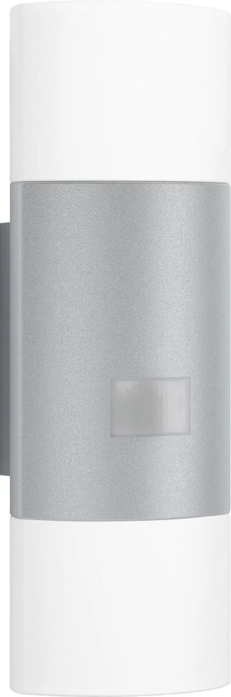 Die Steinel L 910 LED-Sensor-Außenleuchte in Grau ist eine moderne Wandleuchte mit einem eleganten silbernen Band und weißen Akzenten an der Ober- und Unterseite. Sie wurde für eine stilvolle Beleuchtung konzipiert, eignet sich ideal für moderne Räume und verbindet Form und Funktion nahtlos miteinander – ganz im Sinne der bekannten Steinel-Qualität.