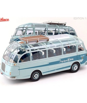 Zwei hellblaue Schuco 1:18 Setra S6 Reisebusse "Kraichgau Falke" von 1956 mit Glasdach und Gepäckträger - detailgetreue Sammlerstücke für jeden Liebhaber.