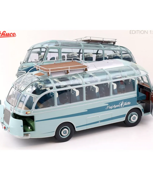 Zwei blaue Setra S6 Reisebusse "Kraichgau Falke" aus dem Jahr 1956 von Schuco. Der Schuco 450034900 ist ein detailliertes 1:18 Sammlermodell, perfekt für Sammler.