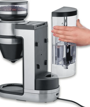 Eine Hand entnimmt den Wassertank aus dem Severin Filterkaffee-Vollautomaten FILKA KA 4853, einer modernen Kaffeemaschine von Severin mit eingebautem Edelstahl-Kegelmahlwerk - ideal zum Brühen von frischem Filterkaffee.