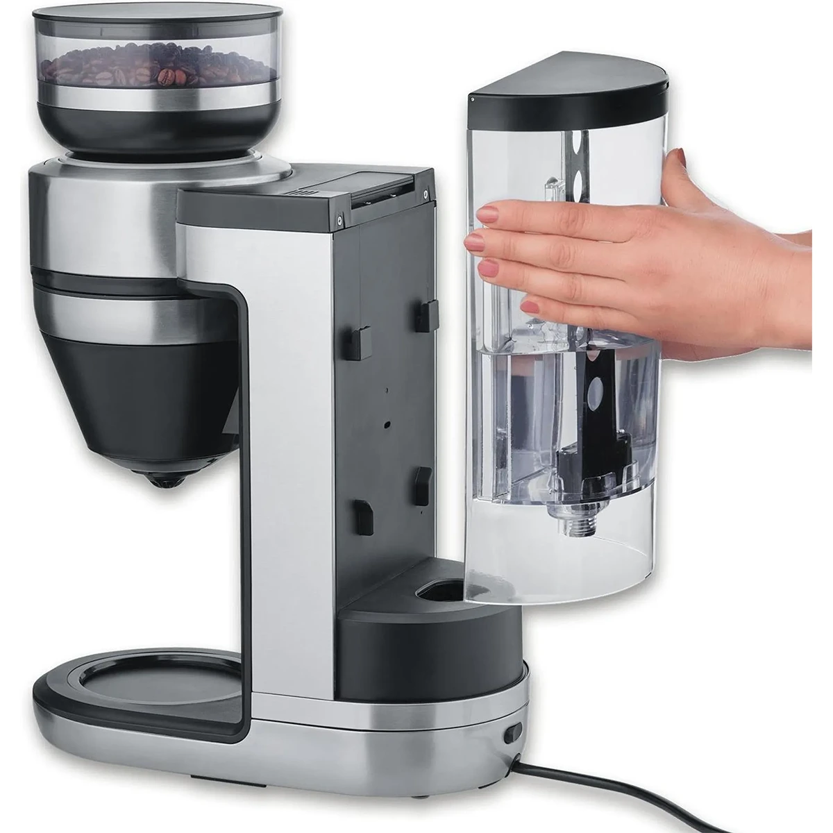 Eine Hand entnimmt den Wassertank aus dem Severin Filterkaffee-Vollautomaten FILKA KA 4853, einer modernen Kaffeemaschine von Severin mit eingebautem Edelstahl-Kegelmahlwerk - ideal zum Brühen von frischem Filterkaffee.