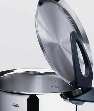 Die Nahaufnahme eines Topfes aus dem Fissler Topfset Intensa 5-tlg. matt hebt das elegante, induktionsgeeignete Edelstahldesign hervor.
