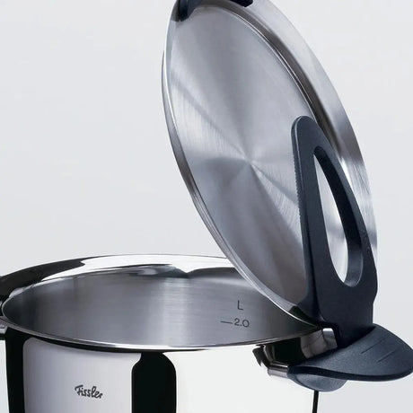 Die Nahaufnahme eines Topfes aus dem Fissler Topfset Intensa 5-tlg. matt hebt das elegante, induktionsgeeignete Edelstahldesign hervor.