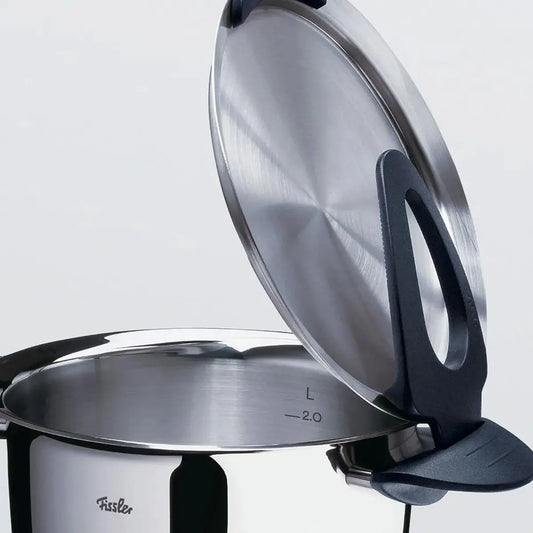 Die Nahaufnahme eines Topfes aus dem Fissler Topfset Intensa 5-tlg. matt hebt das elegante, induktionsgeeignete Edelstahldesign hervor.