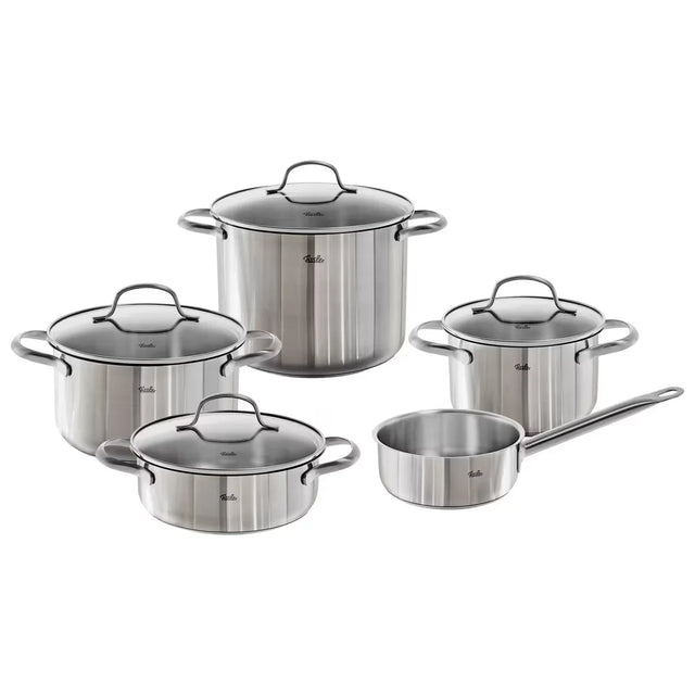 Fünf Fissler Kochtopfset TORONTO 5-teilig Edelstahl Töpfe mit Deckel, darunter eine Stielkasserolle, aus hochwertigem Edelstahl und induktionsgeeignet, angeordnet auf weißem Grund.