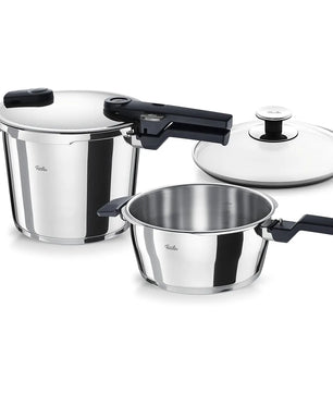 Das Fissler Vitaquick Premium/Schnellkochtopf-Set, 2-teilig von Fissler besteht aus zwei Edelstahl-Schnellkochtöpfen mit schwarzen Griffen und einem Glasdeckel auf weißem Grund, ideal für energieeffizientes Kochen.